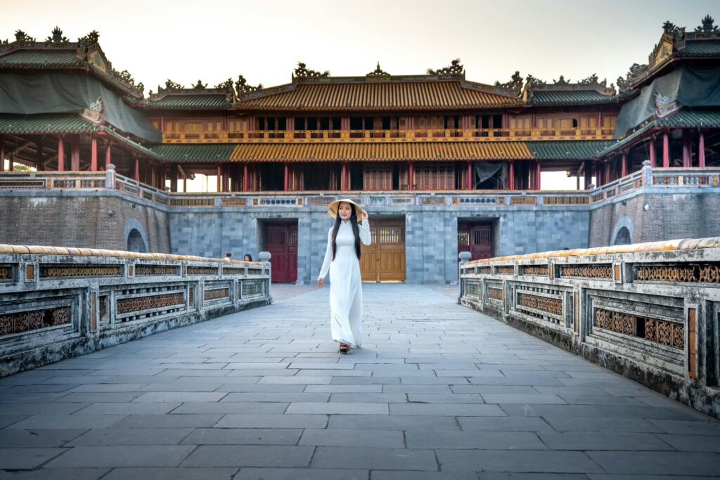 áo dài woman Hue imperial city